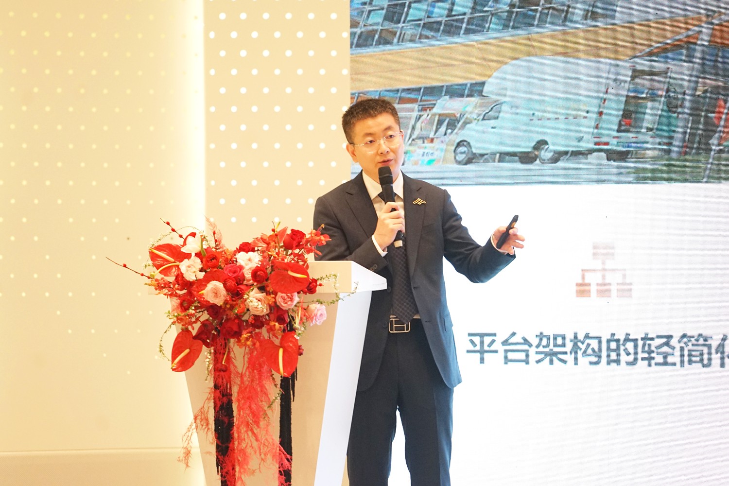 何昊2_副本.jpg 何昊2_副本.jpg