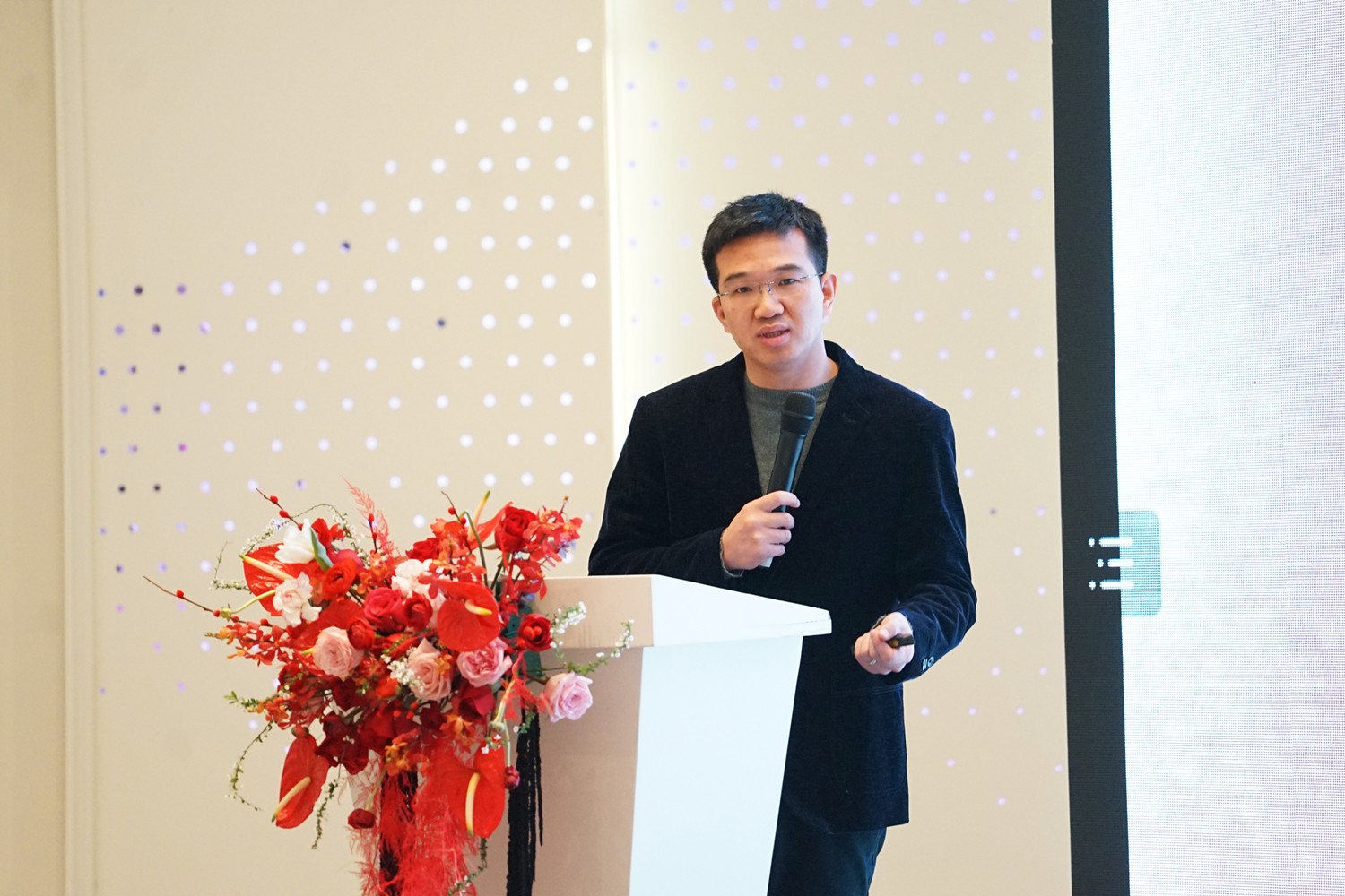 郦鸣晓_副本.jpg 郦鸣晓_副本.jpg